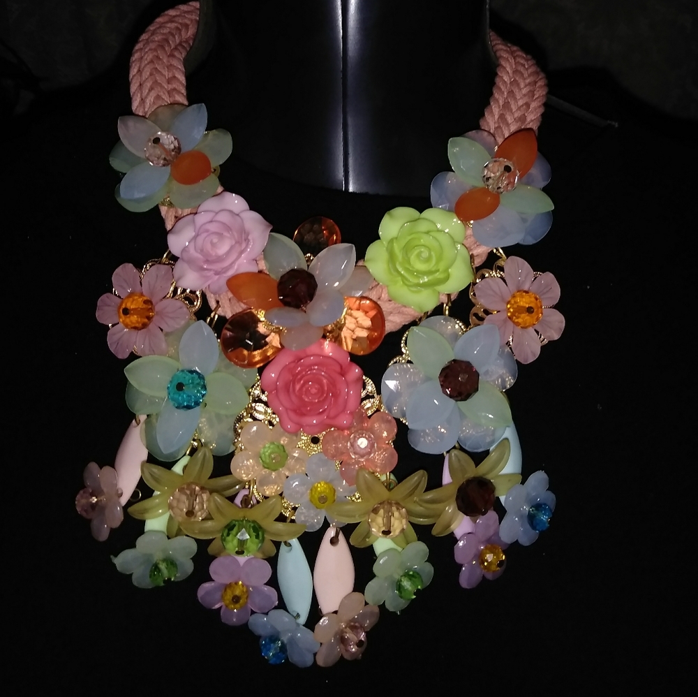 STATEMENT PIECE NECKLACE